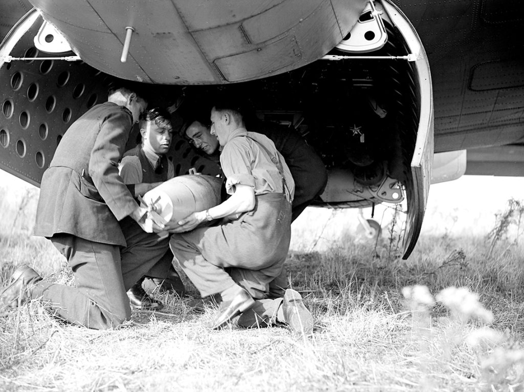 206 Sqn Hudson 250 lb bomb loading, 1940